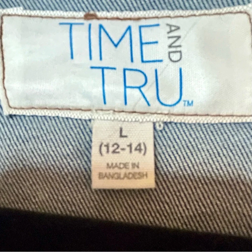 Classic Semi Fitted Medium Wash Blue Jean Jacket Collared Denim Button Up Pocket